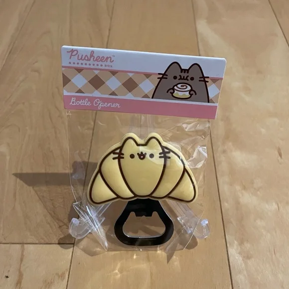 New croissant Pusheen bottle opener - Picture 3 of 4